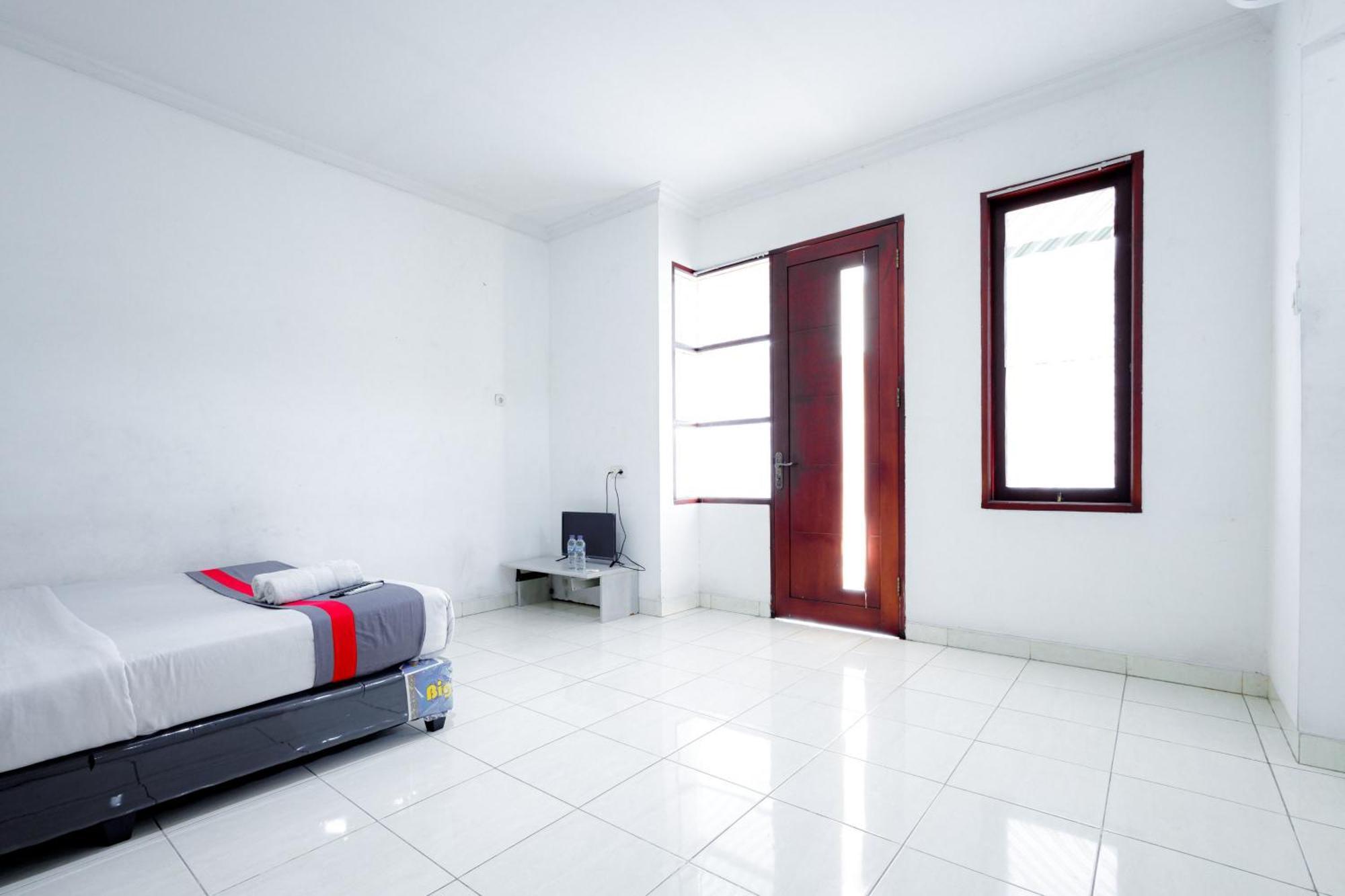J&B Rooms Tomang Jakarta Mitra Reddoorz ภายนอก รูปภาพ