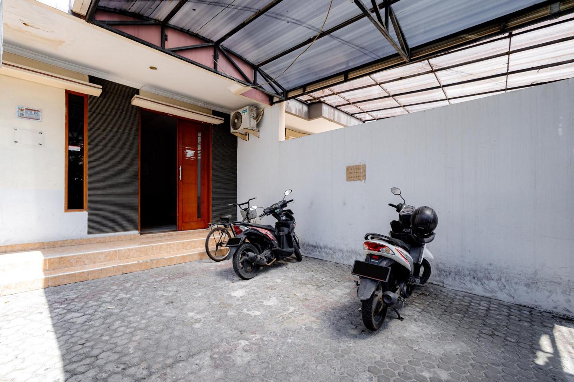J&B Rooms Tomang Jakarta Mitra Reddoorz ภายนอก รูปภาพ