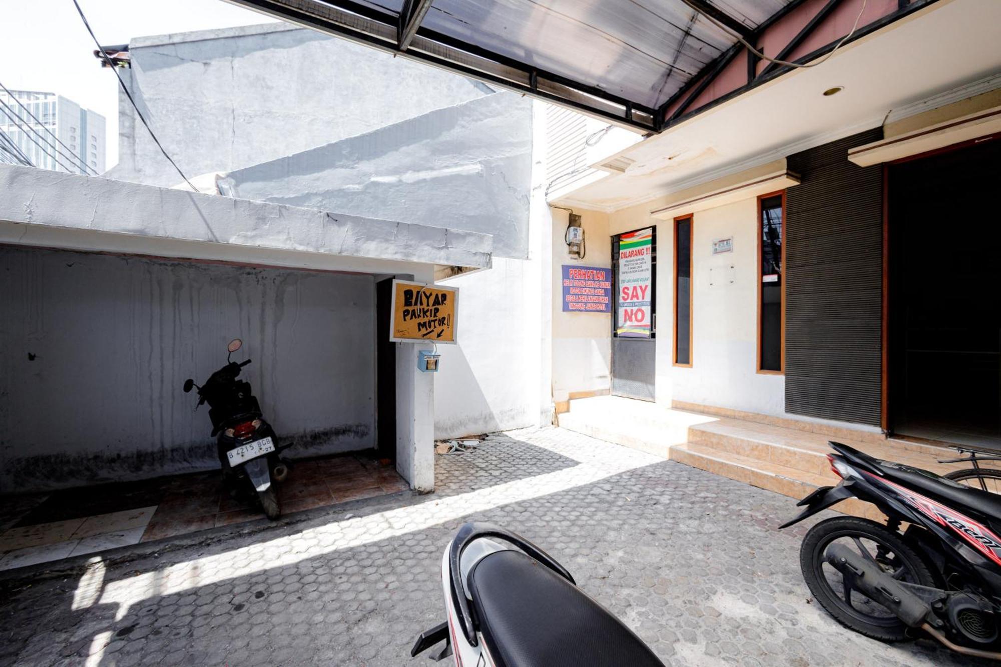 J&B Rooms Tomang Jakarta Mitra Reddoorz ภายนอก รูปภาพ