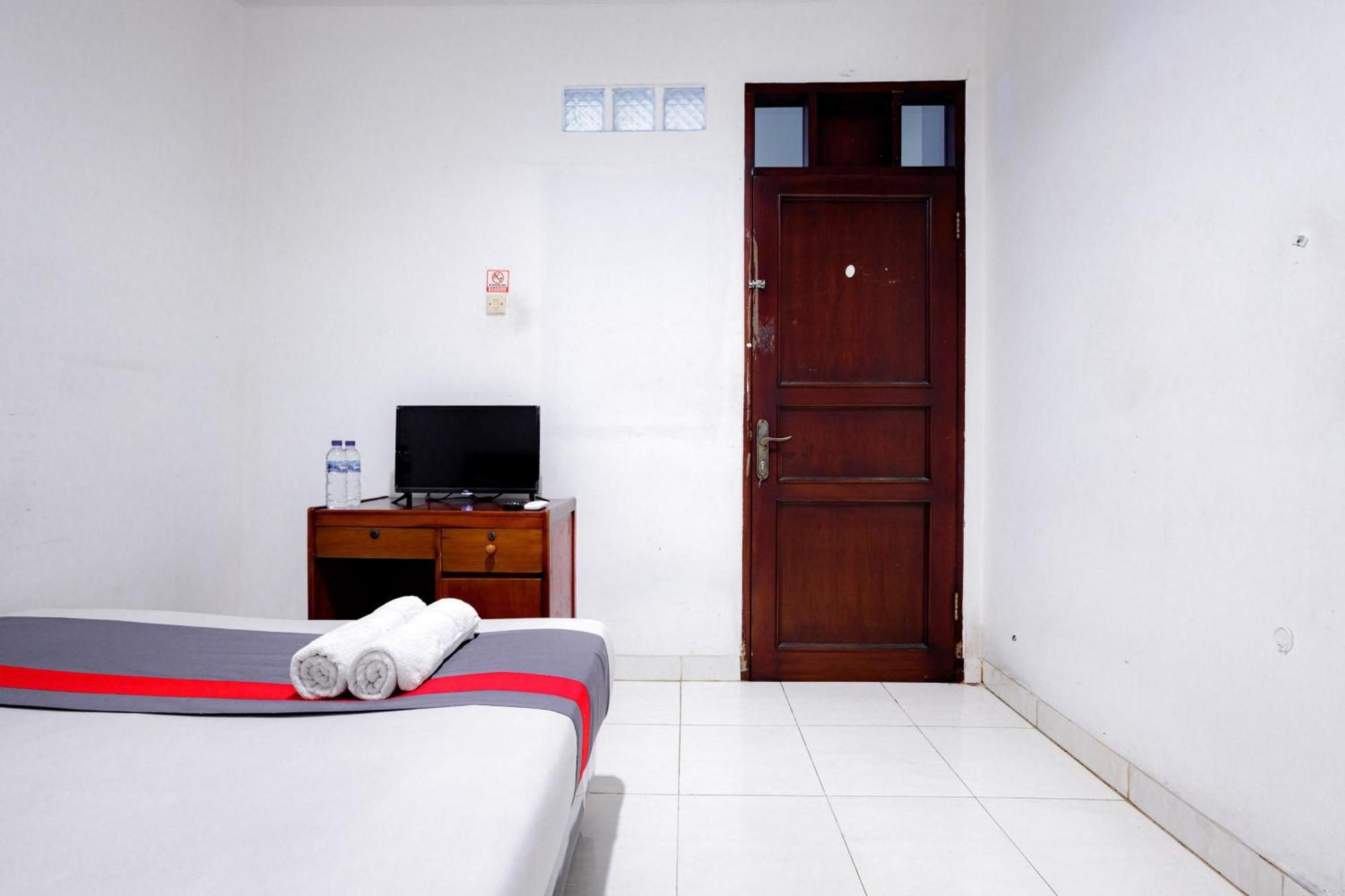 J&B Rooms Tomang Jakarta Mitra Reddoorz ภายนอก รูปภาพ