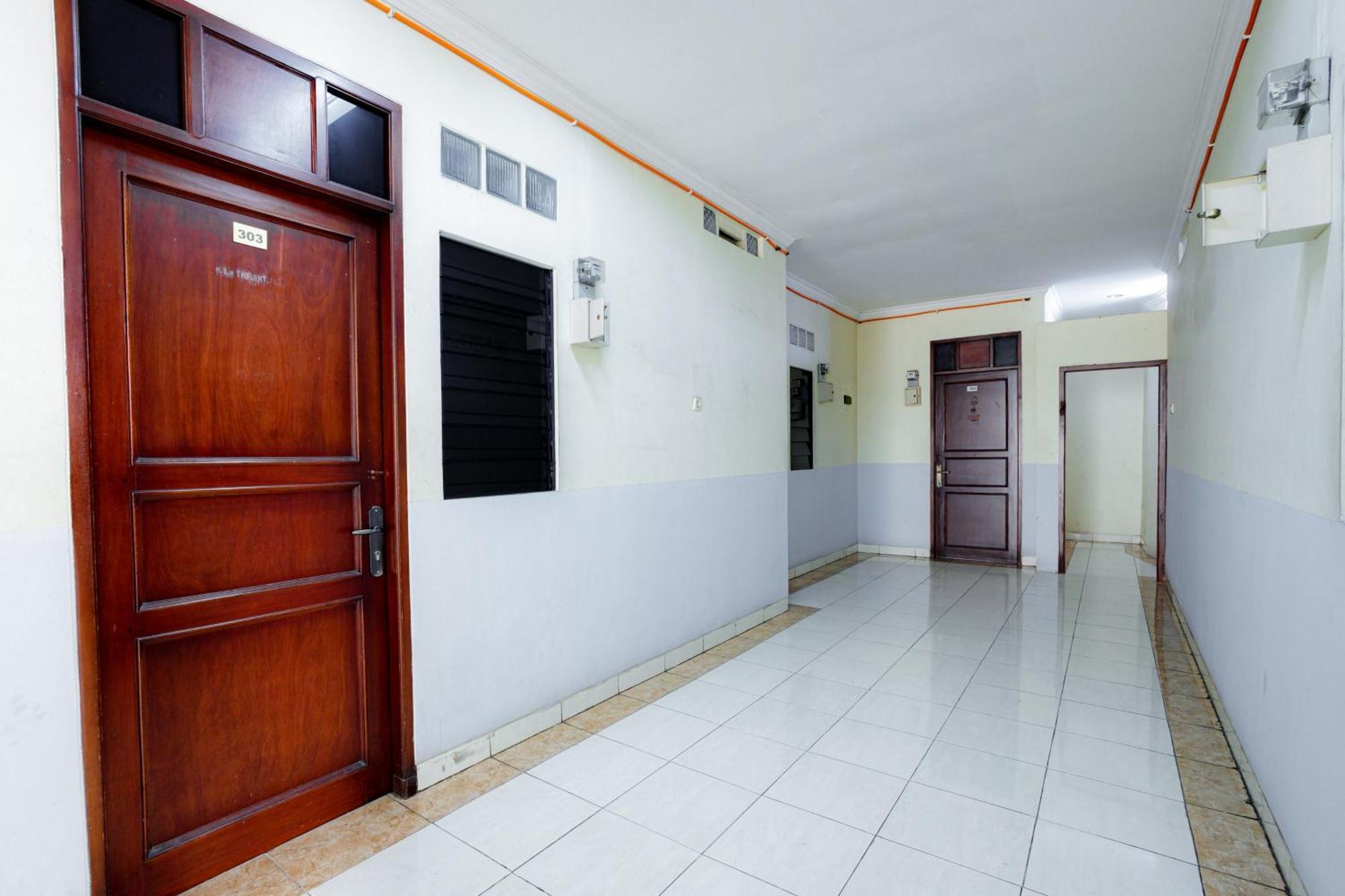 J&B Rooms Tomang Jakarta Mitra Reddoorz ภายนอก รูปภาพ